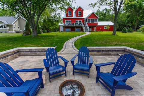 Waterfront w/ kayaks + Close to Green Bay