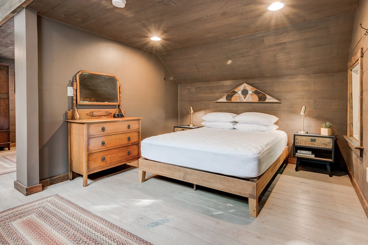 Loft Area with Queen Bed