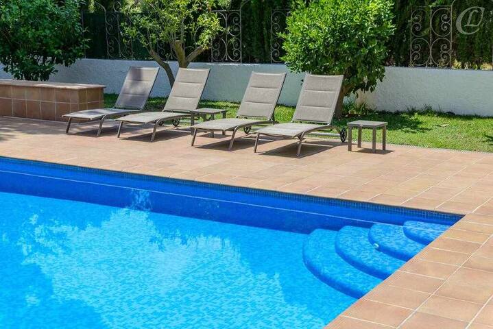 Private beach, huge pool near to Tossa de Mar gallery image 4