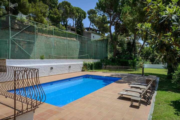 Private beach, huge pool near to Tossa de Mar gallery image 5