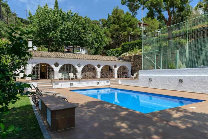 Private beach, huge pool near to Tossa de Mar