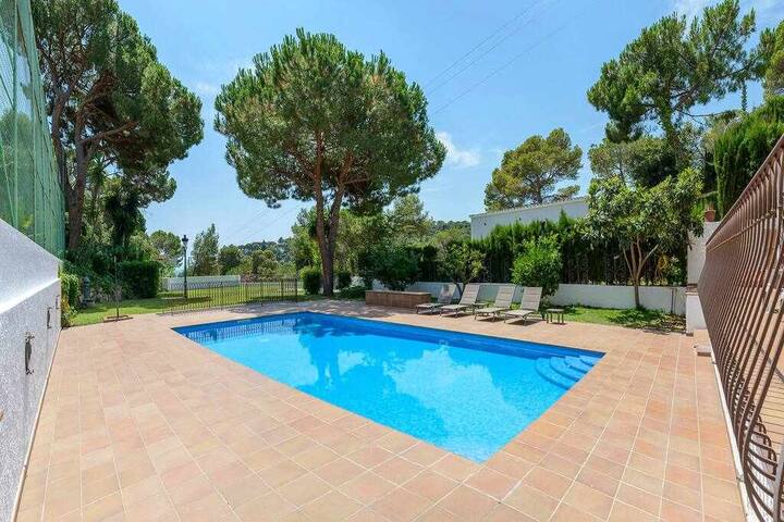 Private beach, huge pool near to Tossa de Mar gallery image 2