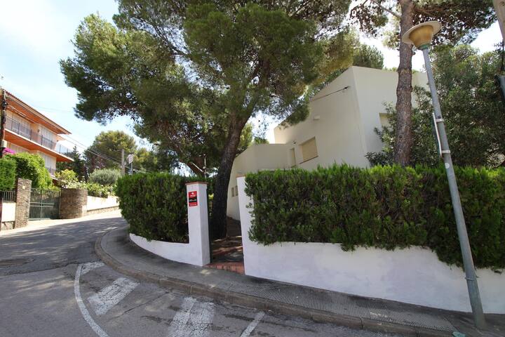 villa de les oliveres b – detached house with gard gallery image 2