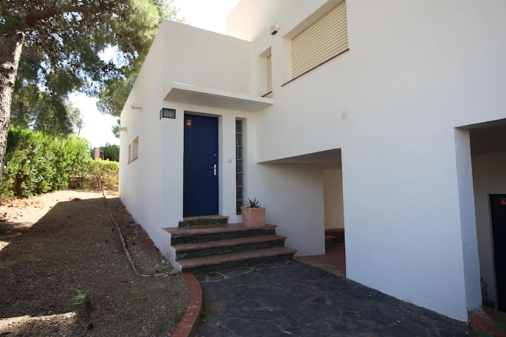 villa de les oliveres b – detached house with gard