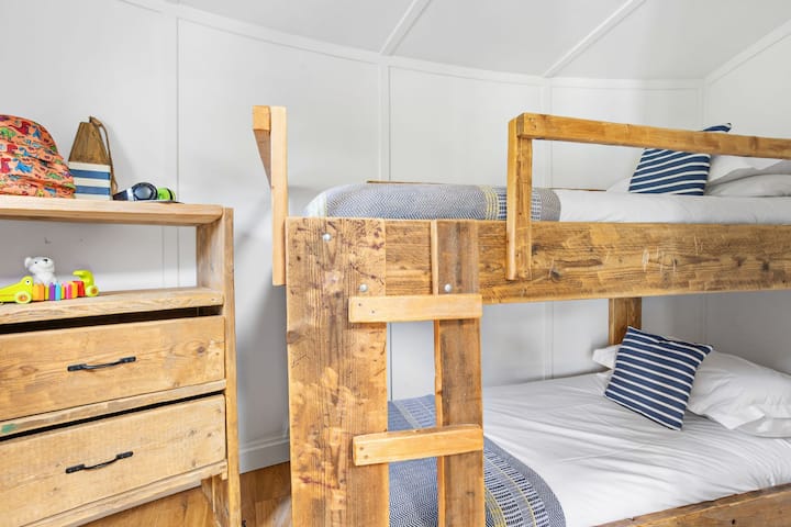 Stapelbedden en de ladekast - The Boat House