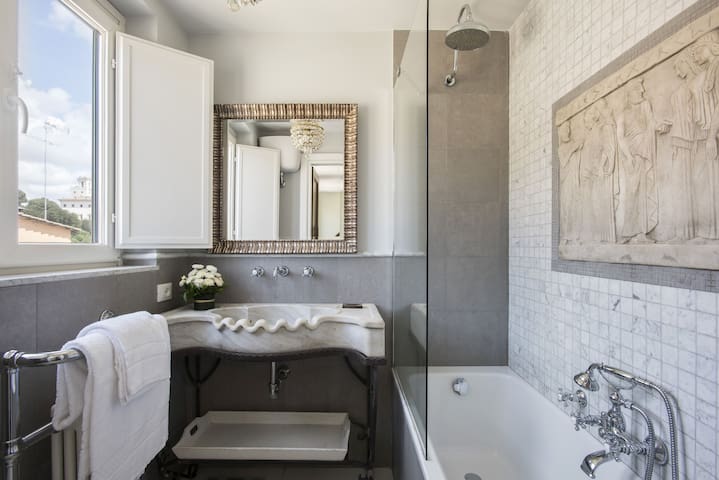 TreasureRome Spanish Steps Terrace 3br gallery image 4