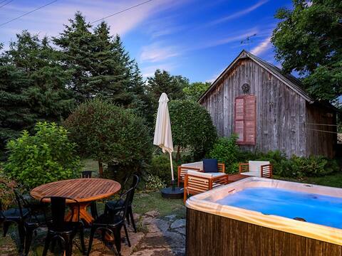 The Gem - Beautiful farmhouse with hot tub!