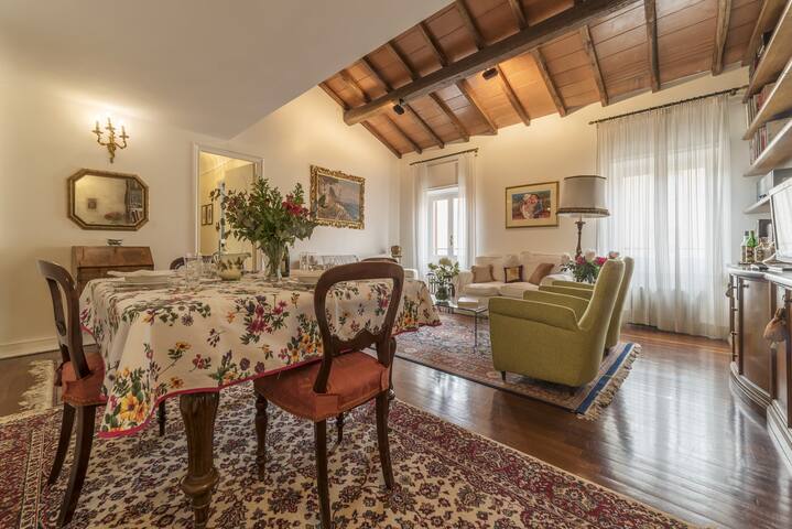 Quiet and classic on two floors, by Trevi Fountain gallery image 3