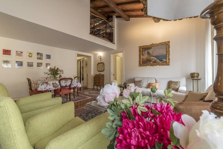 Quiet and classic on two floors, by Trevi Fountain gallery image 2