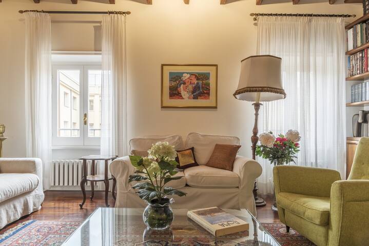 Quiet and classic on two floors, by Trevi Fountain gallery image 5