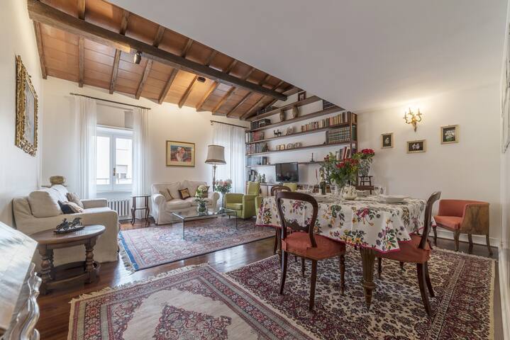 Quiet and classic on two floors, by Trevi Fountain gallery image 4