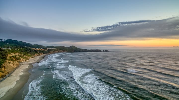 Yaquina Head Lighthouse Views-Oceanfront-Hot Tub - Houses for Rent