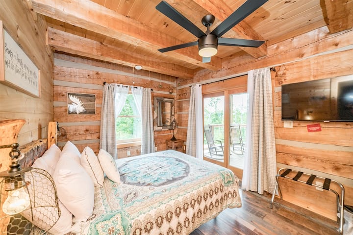 Queen bedroom on main level. 