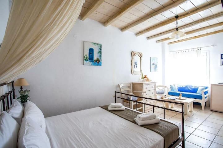 Bilik Tidur 2 – Bilik King Luas dengan Nada Laut
Katil saiz king yang elegan dan ciri-ciri kayu semula jadi, menawarkan keselesaan dan reka bentuk.

