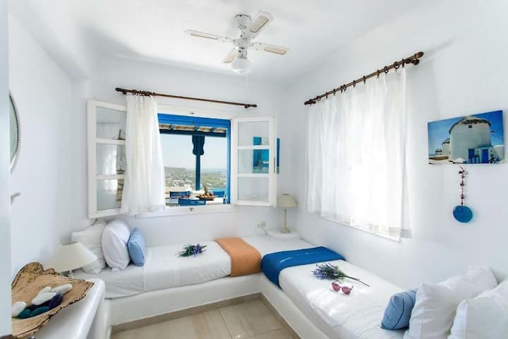 Bilik Tidur 3 – Dua Katil Single dan Pemandangan
Bilik tidur ketiga yang cerah dan berangin dengan katil berkembar dan akses terus ke patio.

