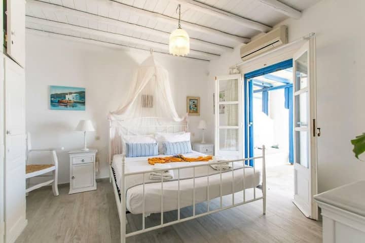 Bilik Tidur 1 – Menggunakan Cahaya Asli dan Tekstur Lembut
Percutian yang menenangkan dengan tingkap yang cerah, perincian yang bersifat semula jadi, dan peralatan tempat tidur yang mewah.
