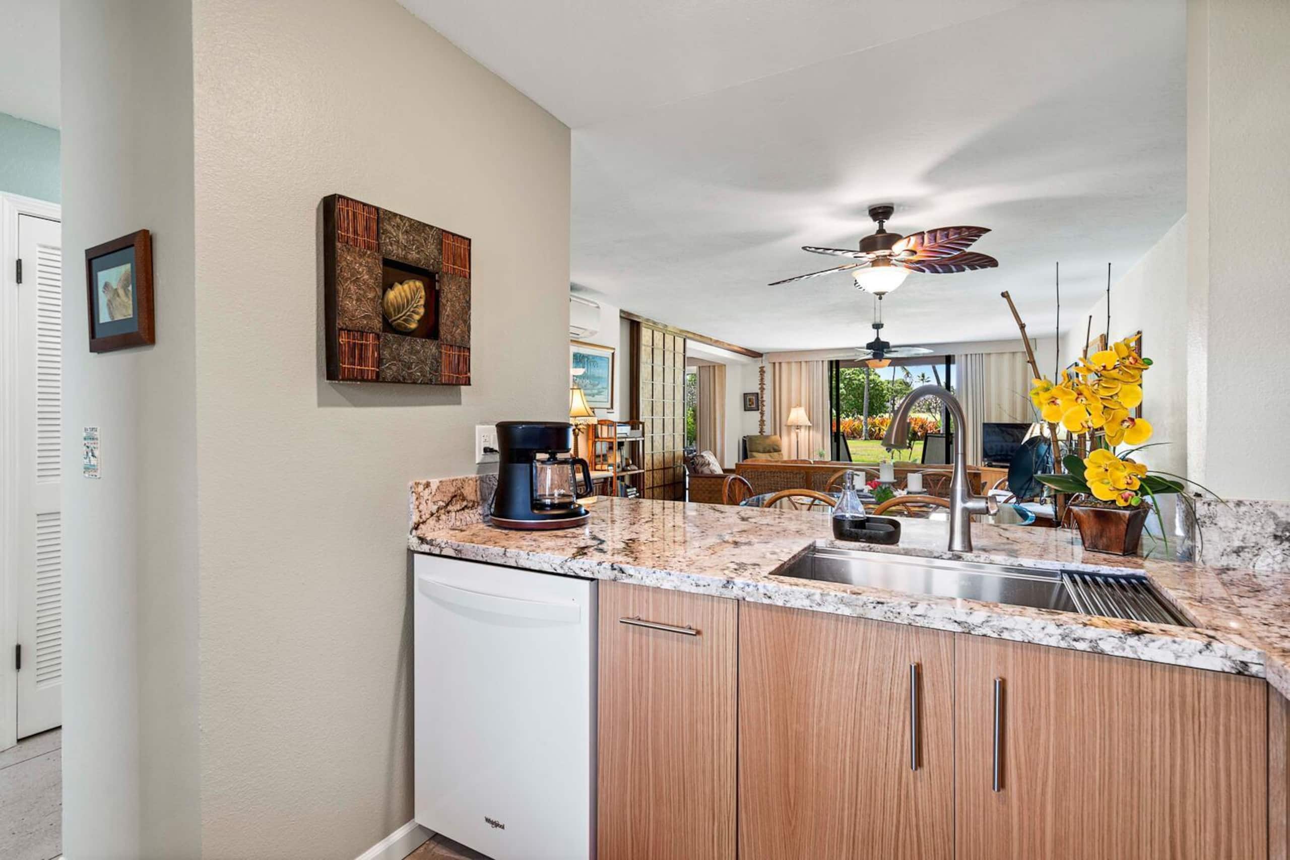 Condo in Kailua-Kona · ★4.65 · 2 bedrooms · 4 beds · 2 private baths - Image 8