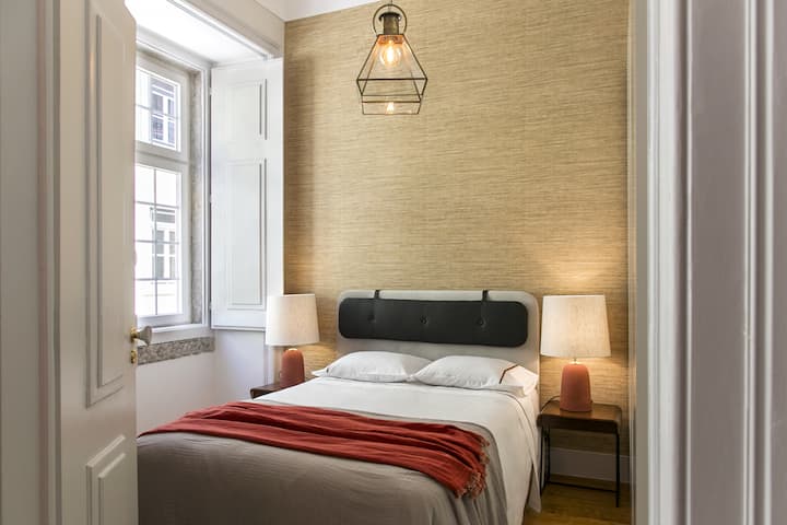 Camera da letto con vista sulla strada