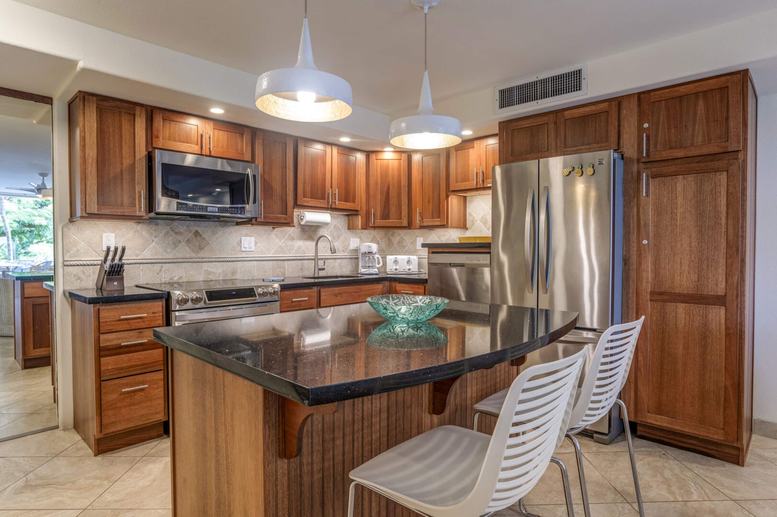 Condo in Lahaina · ★4.9 · 1 bedroom · 2 beds · 1.5 private baths - Image 9