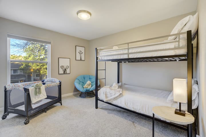 Posljednja spavaća soba na ovoj etaži ima krevet na kat i dječji krevetić!