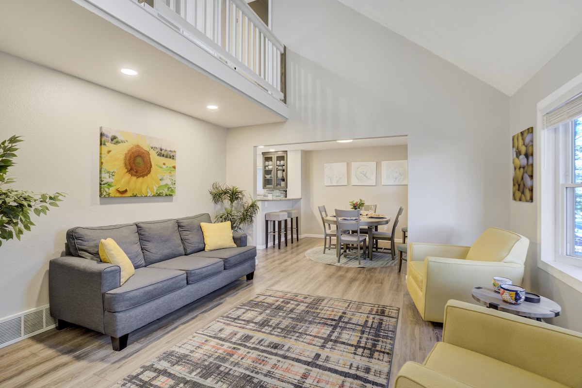 ชั้นหลักประกอบด้วยห้องนั่งเล่นที่เงียบสงบพร้อมโซฟาที่นอนได้