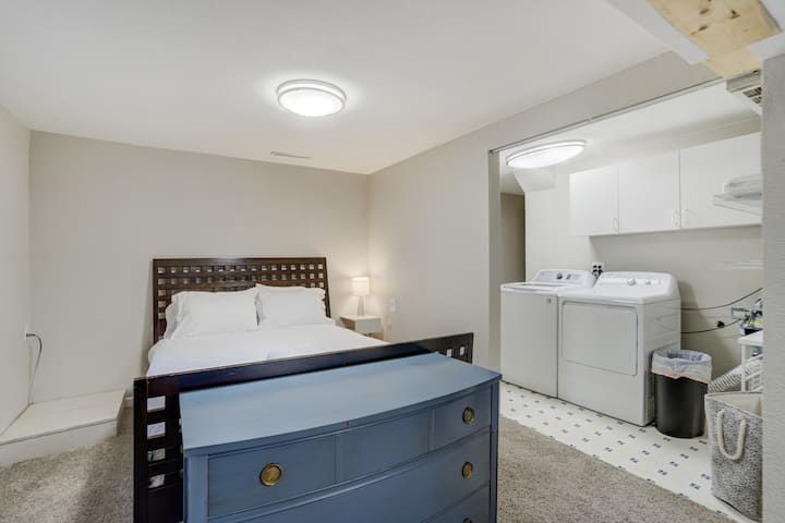 U suterenu se nalazi i bračni krevet u privatnom kutku (skrivenom kako bi se osigurala privatnost, poput spavaće sobe, ali bez vrata)