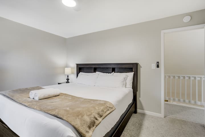 Na gornjoj razini nalazi se spavaća soba br. 4 s bračnim krevetom i pametnim televizorom.