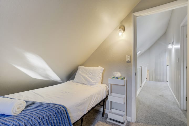 Na najvišoj razini nalazi se i spavaća soba br. 5 s dva odvojena kreveta.