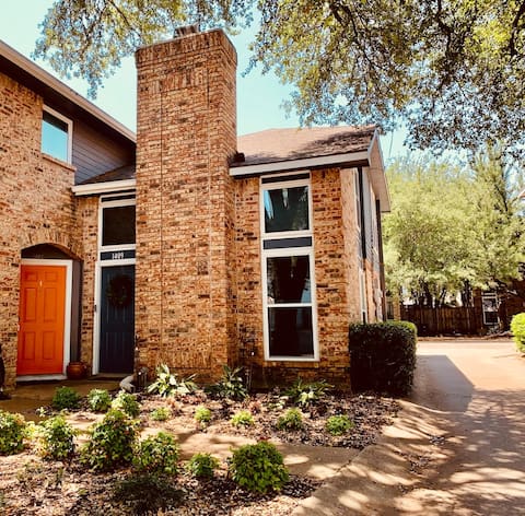 Top Airbnb: Downtown Dallas Updated Townhome! in Bryan Place