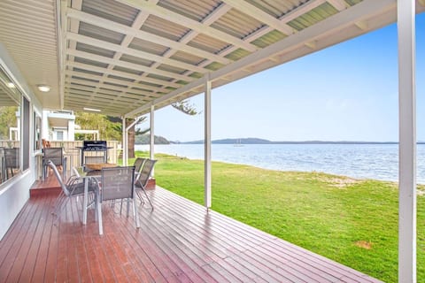 Beached Inn, 93 Foreshore Drive - Spacious beach front house