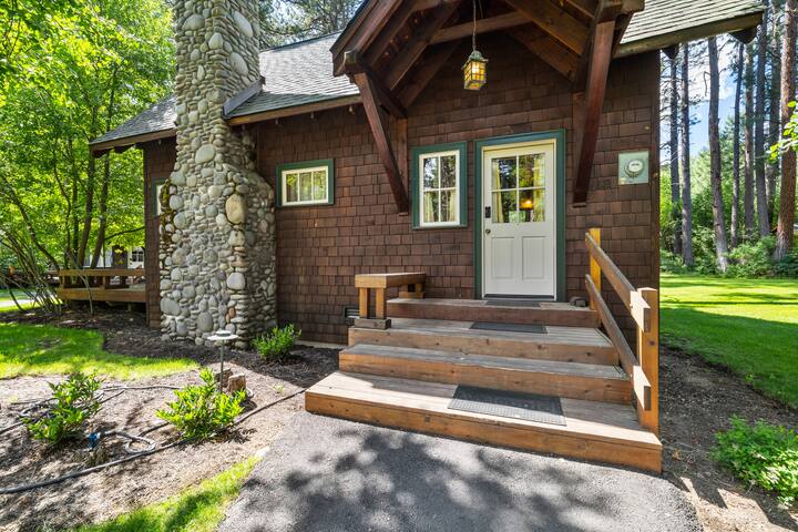 Sisters vacation rentals managed Airbnb listing 2