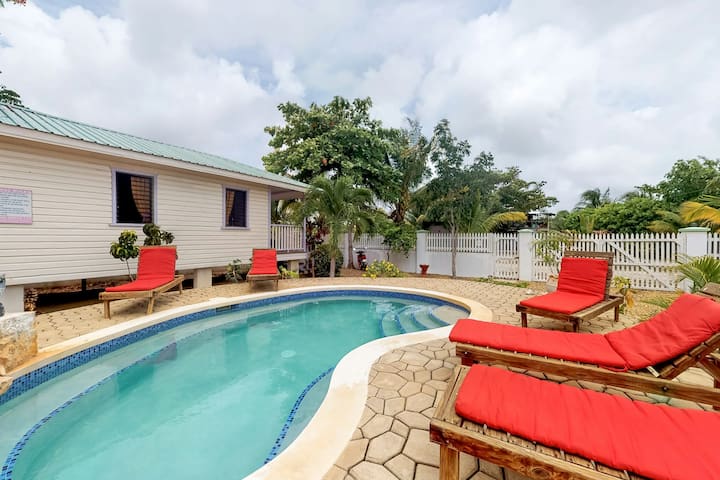 Studio | Pool | BBQ Area | Patio | Walk to Beach in Hopkins