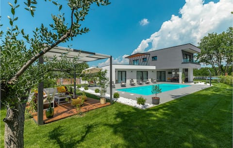 Awesome home in Sivati with jacuzzi