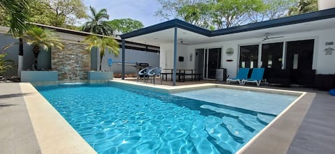 10% Off! Modern 3br Gem short walk to Beach & town
