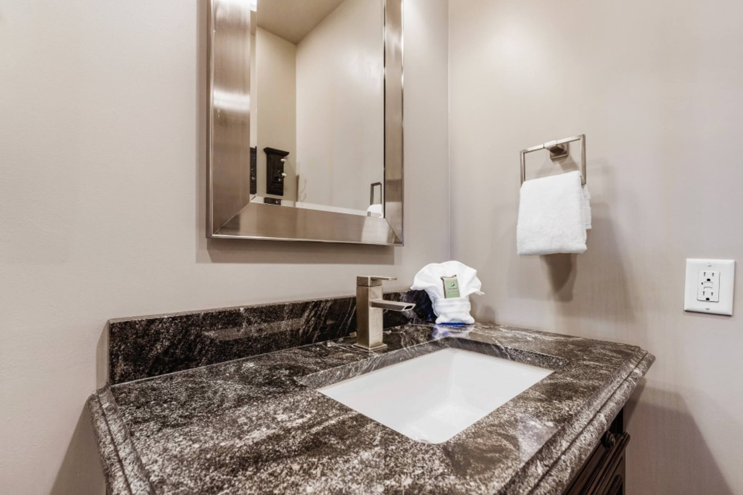 Condo in Lahaina · ★5.0 · 1 bedroom · 1 bed · 2 baths - Image 26