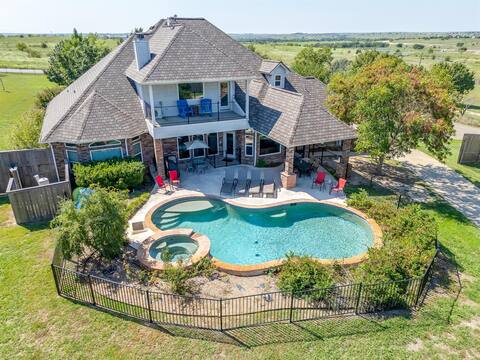 Tiara Mansion 8 bdrm, 5 Bath, Pool, hot tub, chair