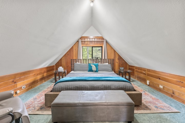 Chumba cha kulala cha King cha ghorofani.