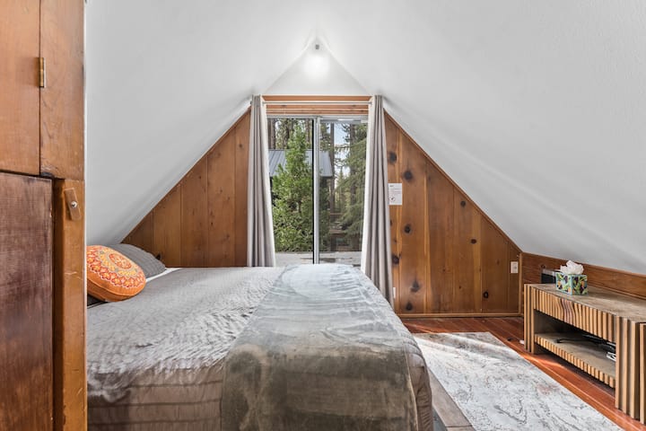 Chumba cha kulala cha juu chenye kitanda cha malkia.