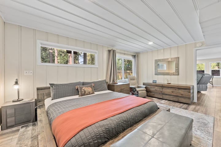 Chumba kikuu cha kulala (chini ya ghorofa nje ya sebule)