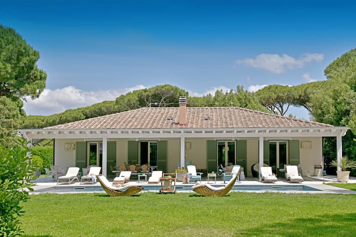 Astonishing beachfront villa with private garden