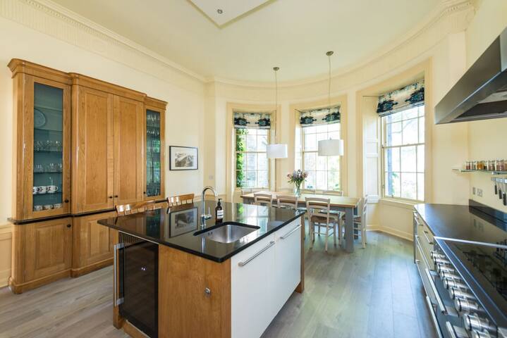 Spacious, Bright & Central, Ground Floor- Sleeps 6