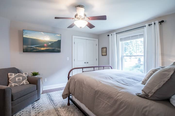 Guest queen bedroom. 