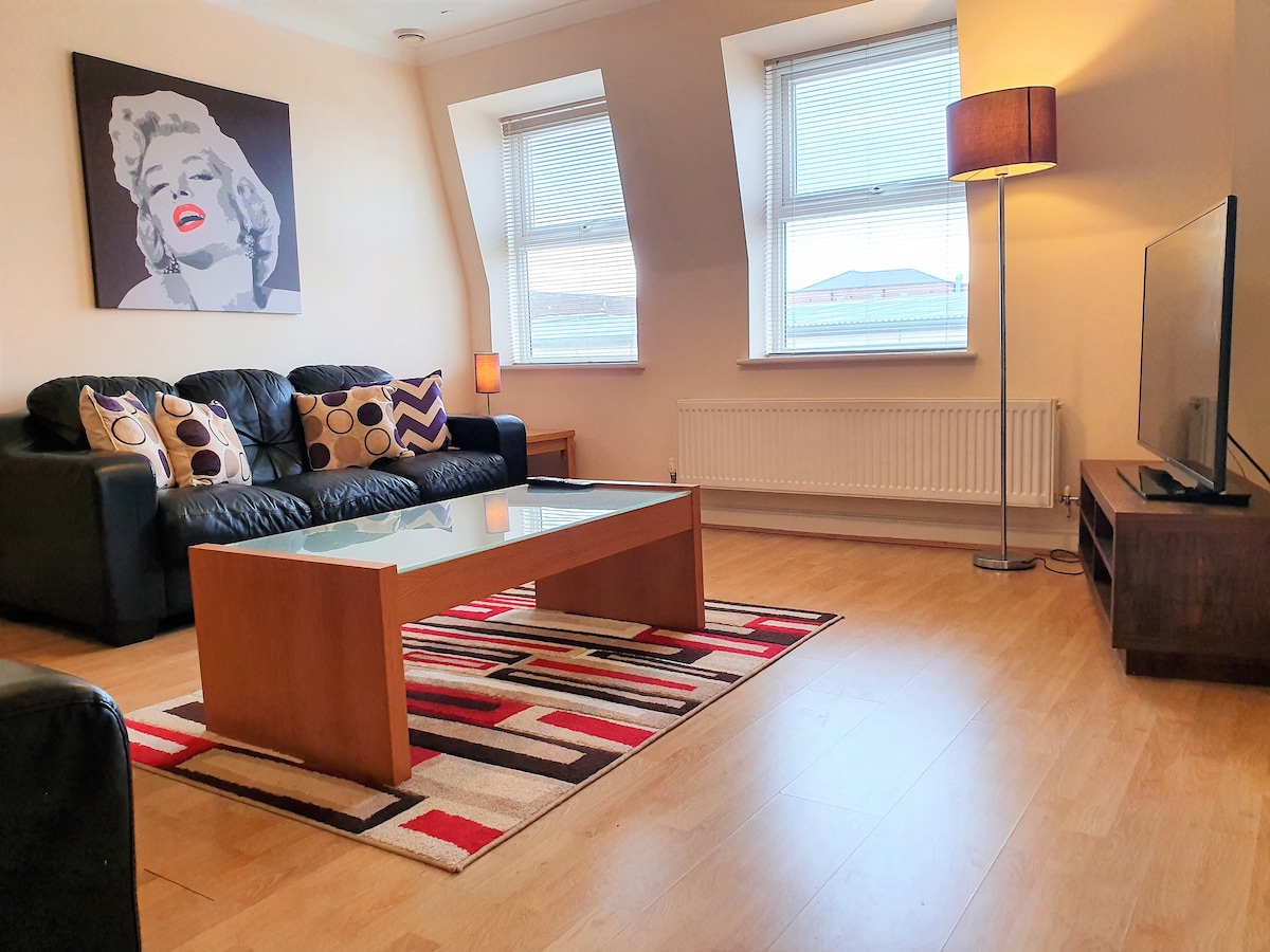 Top performing Airbnb: Homely, Bright 2 Bed Apartment in Central Old Town in Central Swindon South