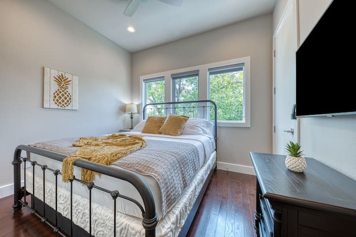 غرفة نوم للضيوف في الطابق الثالث مع تلفزيون بجودة 4 K UHD وخزانة كبيرة