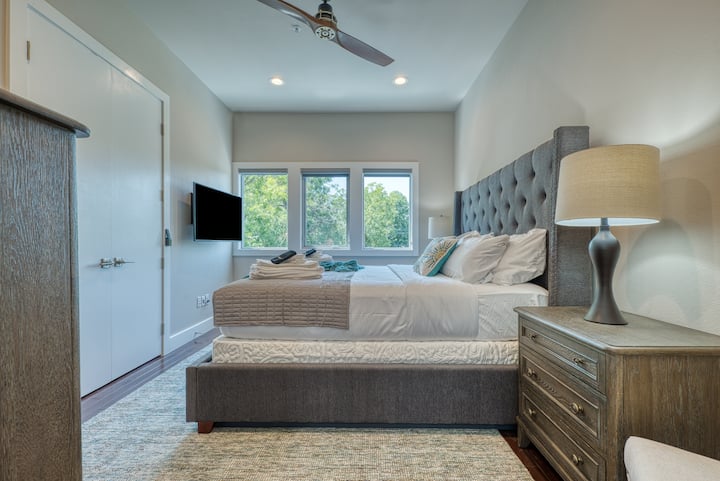 غرفة النوم الرئيسية في الطابق الثالث