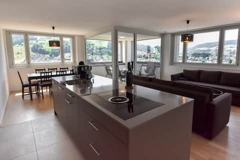 Modern 2-Bedroom Apartment with Mountain View