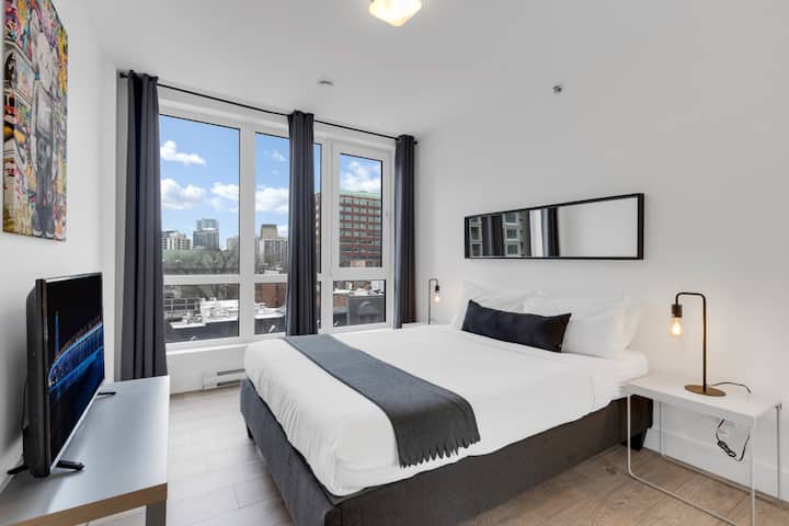 غرفة النوم رقم3: تحتوي على سرير كبير مع مرتبة ميموري فوم فاخرة وتلفزيون ذكي للترفيه.