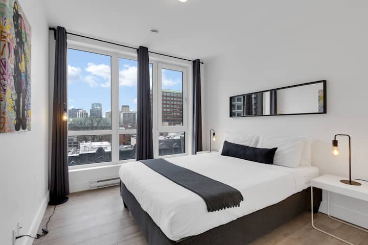 غرفة النوم رقم2: تحتوي على سرير بحجم كوين مع مرتبة ميموري فوم فاخرة