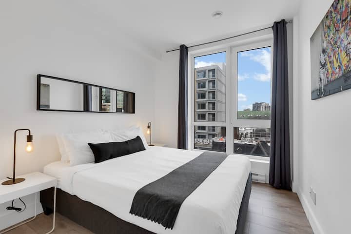 غرفة النوم رقم1: تحتوي على سرير بحجم كوين مع مرتبة ميموري فوم فاخرة