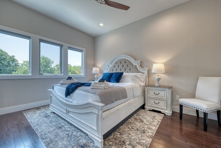 Dormitorio principal del tercer piso con cama tamaño king